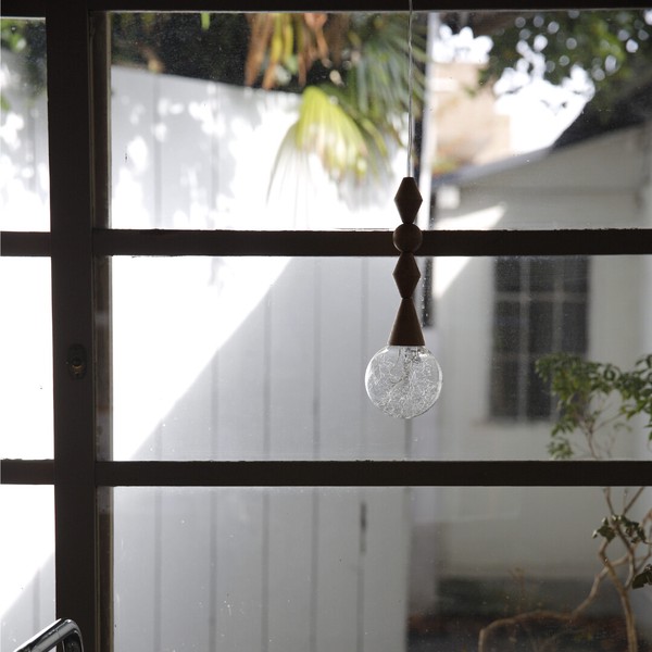 アンティーク感漂うウッドパーツのLEDペンダントライト／ 吊下げ照明 吊下げ灯 建売住宅 電池式