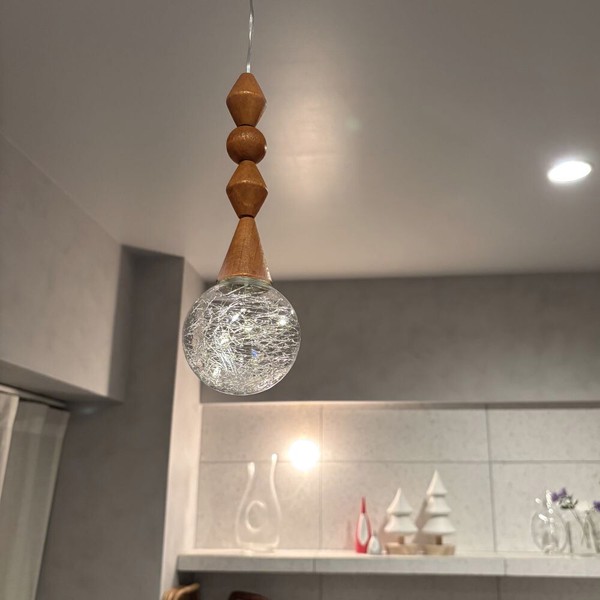 アンティーク感漂うウッドパーツのLEDペンダントライト／ 吊下げ照明 吊下げ灯 建売住宅 電池式