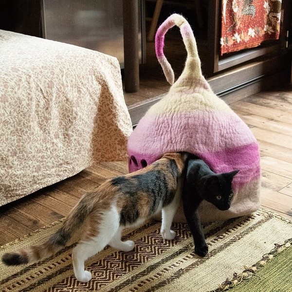 ネパールフェルトのしっぽ付きキャットハウス　猫ハウス