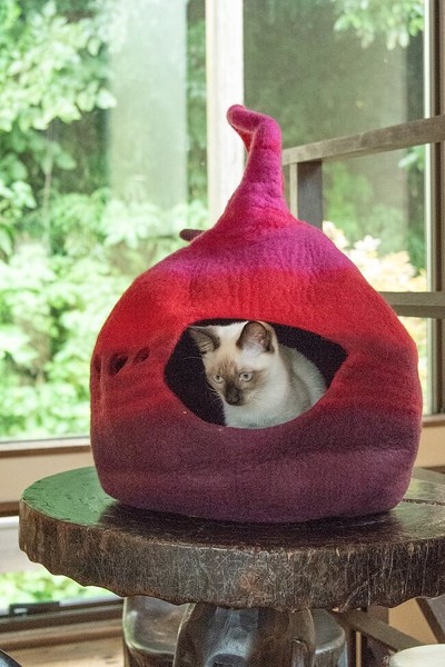 ネパールフェルトのしっぽ付きキャットハウス　猫ハウス