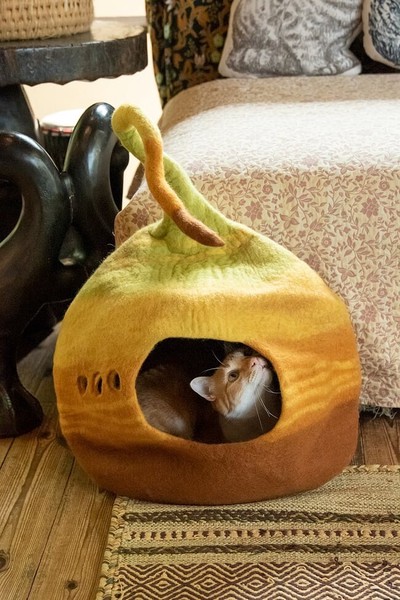 ネパールフェルトのしっぽ付きキャットハウス　猫ハウス
