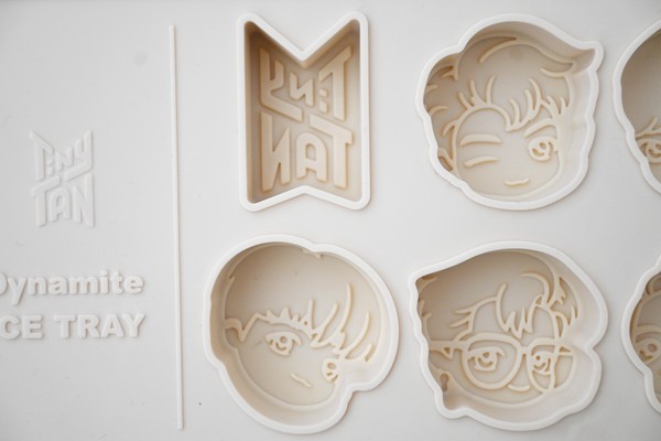 TinyTAN　アイストレー シリコントレー　BTS　グッズ　製氷トレー　キッチングッズ バレンタイン　韓国