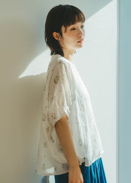 【2026新作】大人花柄で華やか見え◎綿麻バンドカラーブラウス