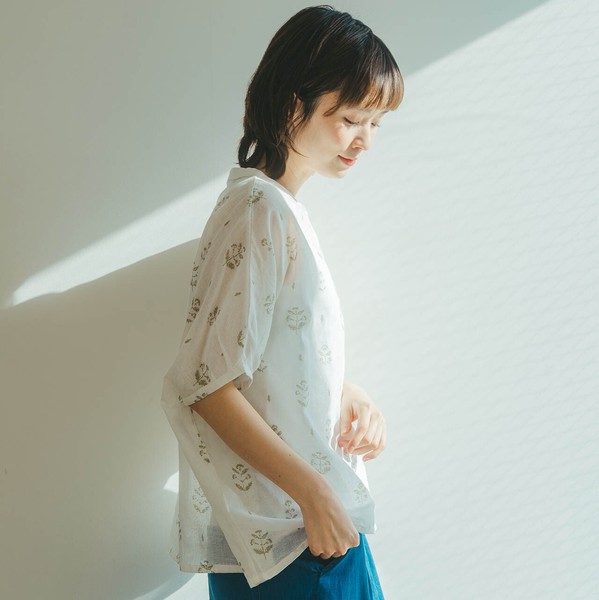 【2026新作】大人花柄で華やか見え◎綿麻バンドカラーブラウス