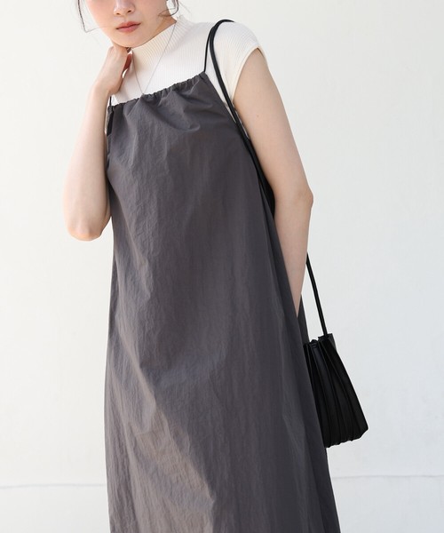 【SALE】再入荷：ストラップデザインキャミワンピース◇コートストッパーで留めるストラップ