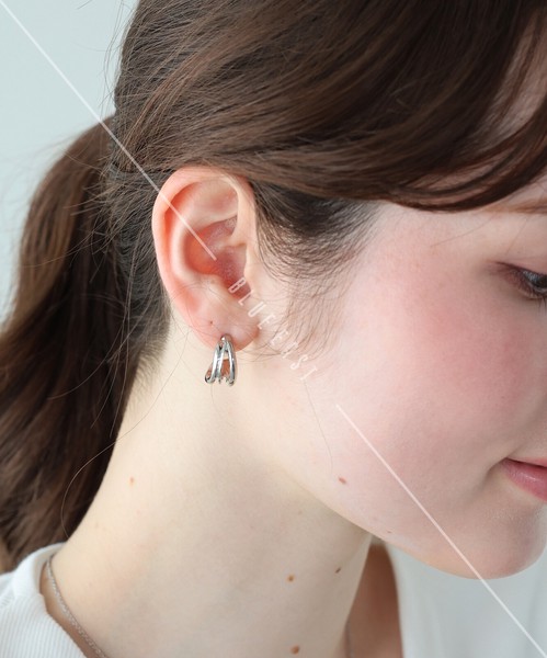 2026新作【トリプルラインカールピアス】ピアス　アクセサリー　ニッケルフリー