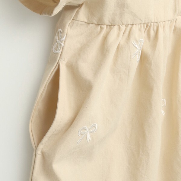 リボン柄刺繍半袖ワンピース  R46301  本体綿100％  大きな衿  切替ギャザー  可愛い  シンプル  お出かけ