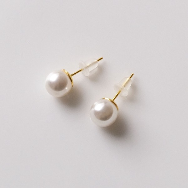 シンプルなパールピアス