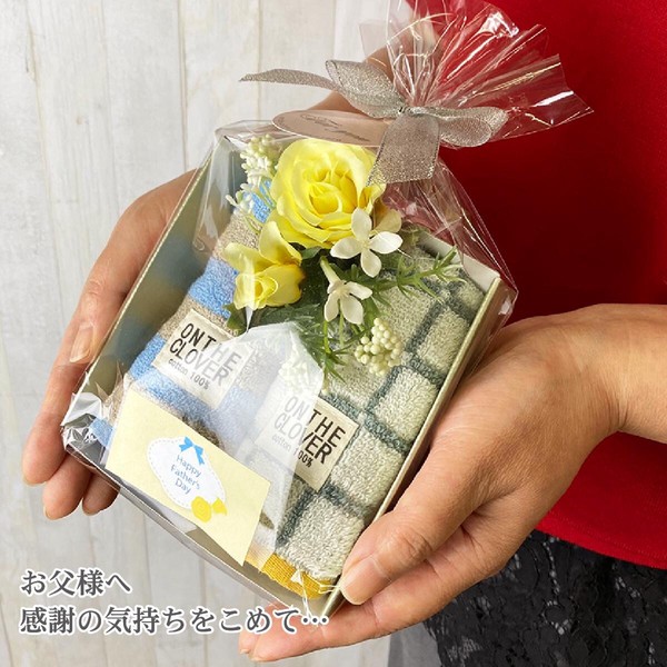 ＜父の日＞ タオルハンカチ ギフト（トレーにタオルハンカチ2枚+造花ローズ）
